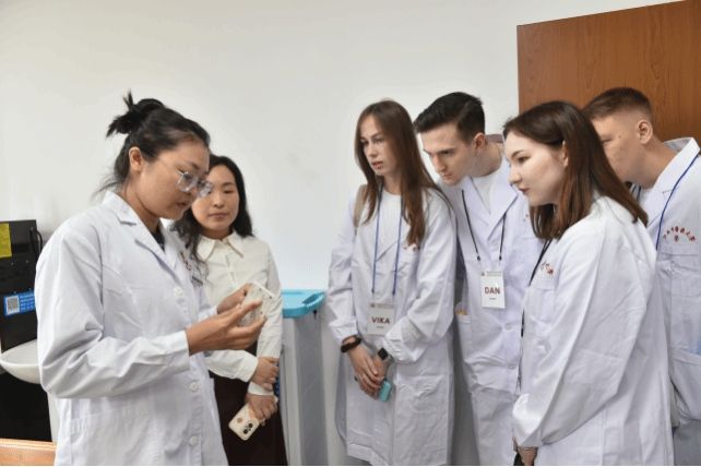 Делегация преподавателей и студентов Пермского государственного медицинского университета имени Вагнера из России посетила наш университет для участия в мероприятиях по изучению культуры традиционной китайской медицины.