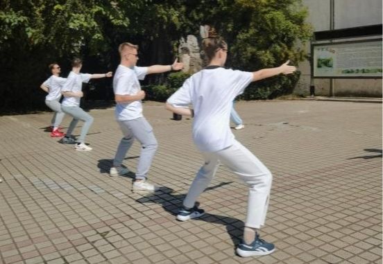 Студенты Пермского государственного медицинского университета имени Вагнера из России изучают Бадуанцзинь в Цзянсийском университете традиционной китайской медицины.