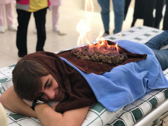 俄罗斯学生在广东省中医院大学城分院体验中医药外治疗法