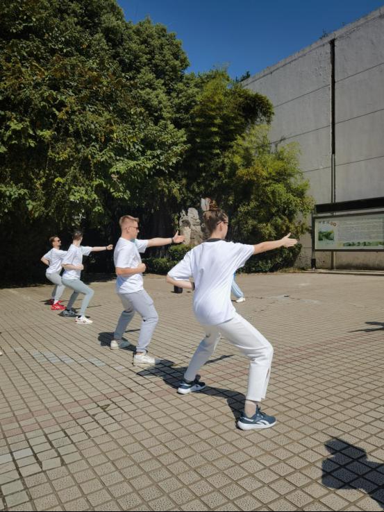俄罗斯彼尔姆瓦格纳国立医科大学学生在江西中医药大学学习八段锦
